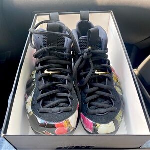 Floral Foams only worn 2-3 times. They have been taken care of.